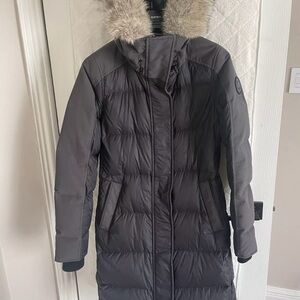 Canada goose Parka , size medium, black label , color graphite.like new